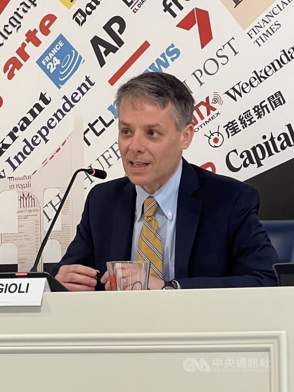 美國賓州維拉諾瓦大學神學教授法吉歐利(Massimo Faggioli)16日在座談會中回應中央社提問,他認為美國現在不只右派反對梵中協議,連左派都質疑梵中協議,這是教宗良十四世要面對的新局面。中央社記者黃雅詩羅馬攝 114年5月17日