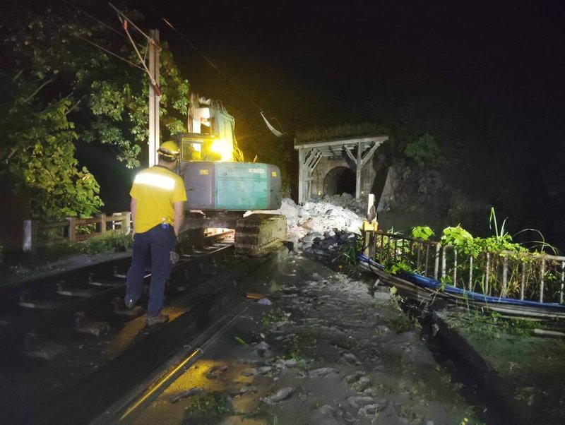 受大雨影響,18日台鐵和仁與崇德間遭土石流淹沒軌道,台鐵人員趕赴現場搶修,將依現場實際受損情況評估搶通時間。(台鐵提供)中央社記者余曉涵傳真 114年5月18日