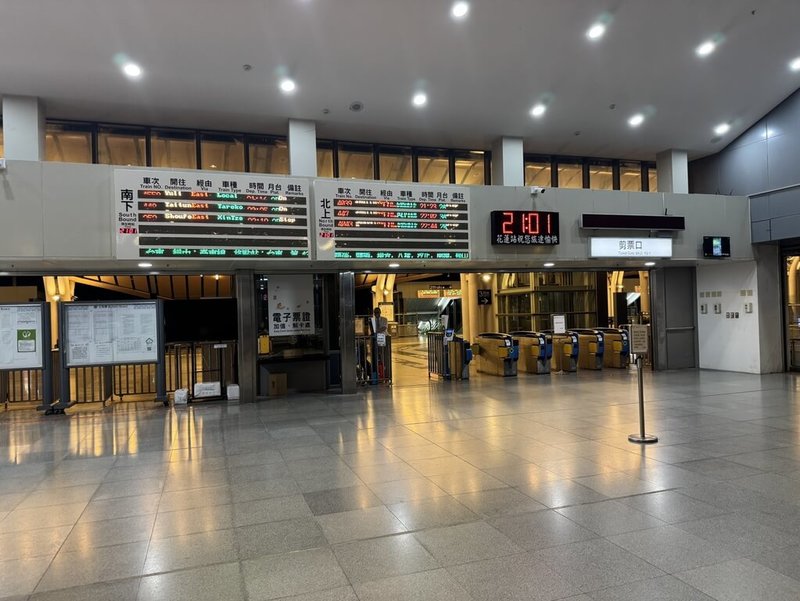 台鐵和仁與崇德間因大雨遭土石流淹沒軌道,北迴線雙向中斷;花蓮縣政府表示,19日秀林鄉和平村(和平、和中、和仁)停止上班上課。圖為花蓮站晚間空蕩蕩情形。(民眾提供)中央社記者李先鳳傳真 114年5月18日