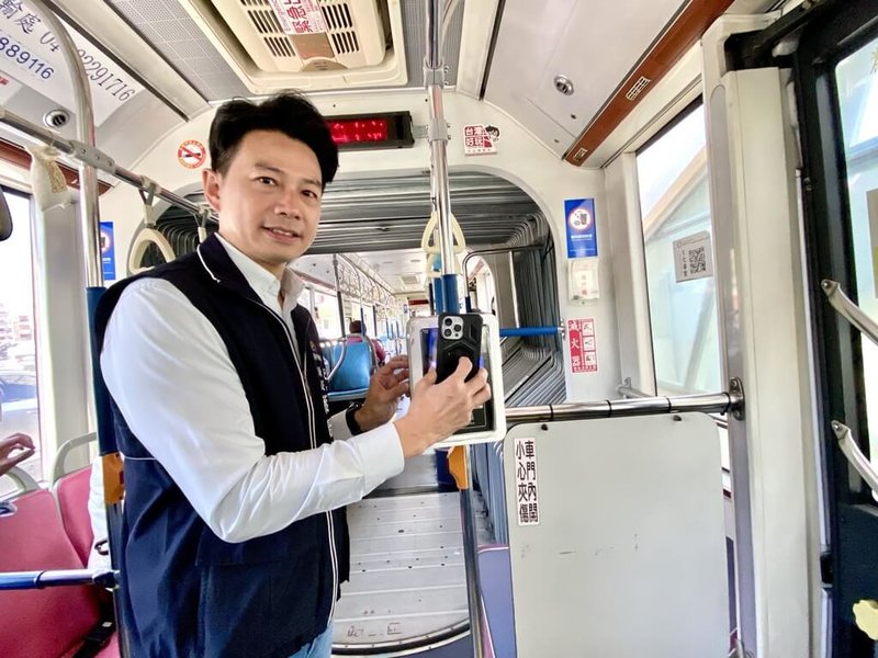 台中市府推出市民限定乘車碼,民眾用手機就能搭公車、捷運,交通局長葉昭甫表示,市民限定乘車碼上路後,帶動「台中Go」APP下載量,推出近2個月來會員數飆升到4.5萬人。(台中市政府提供)中央社記者郝雪卿傳真 114年5月18日