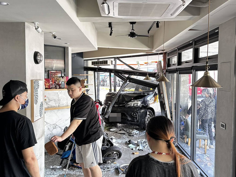 花蓮市富強路與富吉路轉角早午餐店18日上午遭一輛廂型車不明原因衝撞,連停在店門口的機車也被推撞進店裡,店家落地窗玻璃碎裂,玻璃碎片散落滿地。(民眾提供)中央社記者李先鳳傳真 114年5月18日
