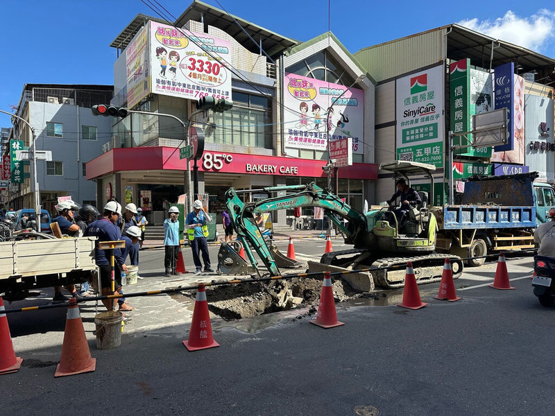 高雄鳳山區五甲地區18日清晨突發性停水及水壓驟降事件,造成當地16里、約2萬3000戶受影響,台灣自來水公司搶修中。(李雅靜服務處提供)中央社記者蔡孟妤傳真 114年5月18日