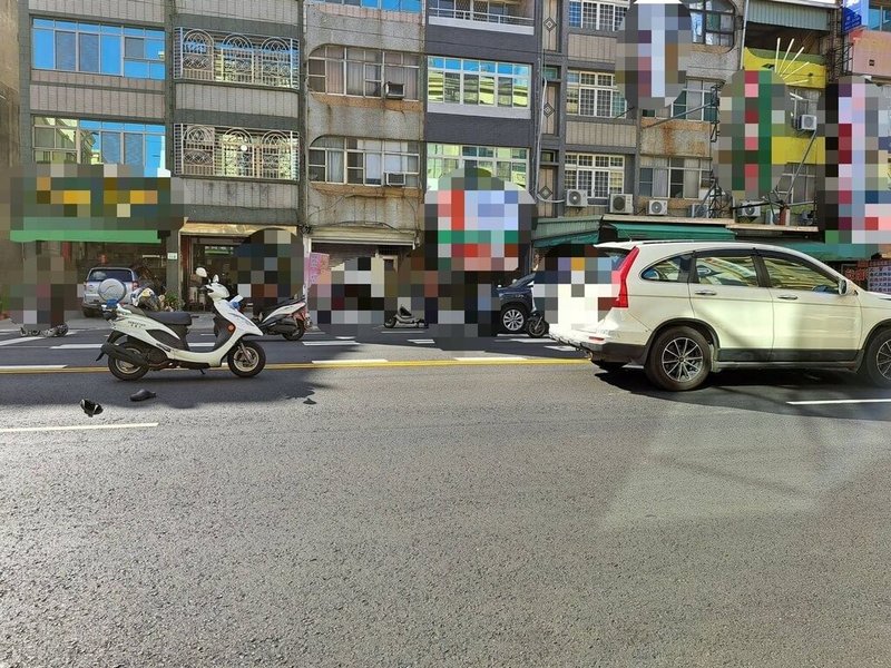 68歲康姓男子18日下午徒步沿高雄市鳳山區五甲三路由南向北穿越馬路,與開車由西向東的57歲李姓男子發生碰撞,康男頭部重創、到院前死亡,肇事原因待釐清。(高雄市政府警察局鳳山分局提供)中央社記者張已亷傳真 114年5月18日
