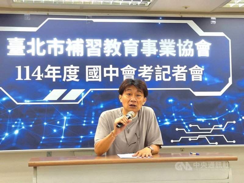 114年國中教育會考18日中午結束2天考試,台北市補習教育事業協會邀請補教老師楊過(圖)協助分析自然科試題特色。中央社記者許秩維攝 114年5月18日