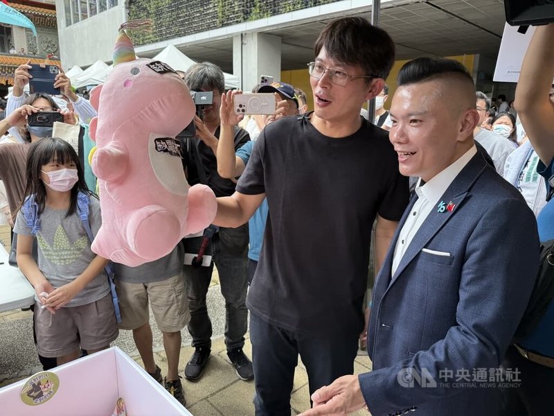 台灣民眾黨18日在台中市南屯區水安宮舉辦「人民要當家」最終場活動,現場布置夾娃娃機,黨主席黃國昌(前左)透過夾取娃娃並丟到一旁退貨箱,表達對總統賴清德執政的不滿。中央社記者蕭博陽台中市攝 114年5月18日
