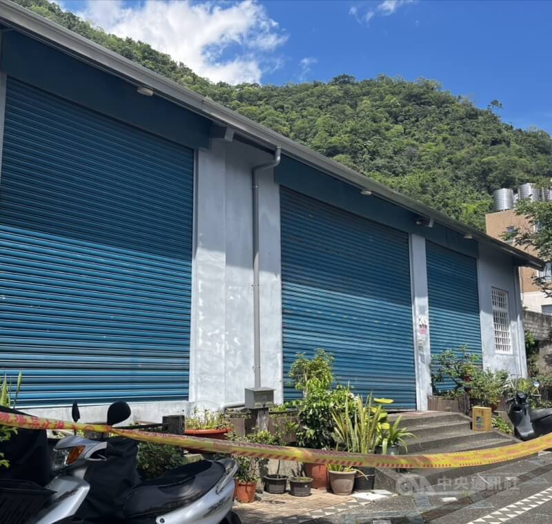 花蓮縣秀林鄉某召會聚會所房間內,發現蔡姓女子疑遭勒斃,警方組成專案小組,並報請檢察官指揮偵辦,也調閱周遭監視器及清查蔡女交友情況,目前已鎖定特定對象持續追查。圖為遭警方封鎖命案現場。中央社記者李先鳳攝 114年5月18日