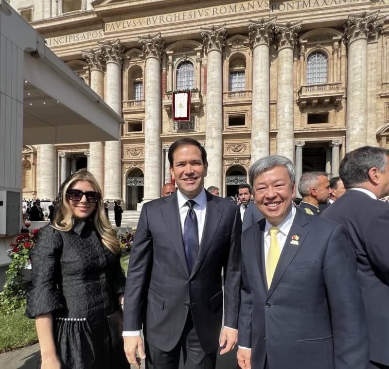 前副總統陳建仁(前右1)18日以總統特使身分出席新任教宗良十四世(Pope Leo XIV)就職典禮,於會場與美國國務卿盧比歐(Marco Rubio,前右2)合影。(外交部提供)中央社記者楊堯茹傳真 114年5月18日