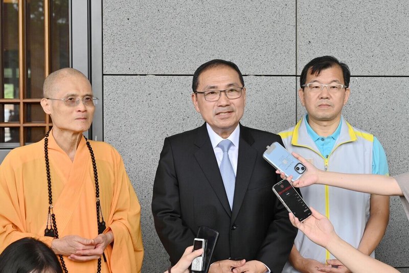 2025雙北世界壯年運動會17日開幕,新北市長侯友宜(中)18日表示,希望大家用熱情、微笑、問候,讓國外選手們都能夠感受台灣人文之美。(新北市政府提供)中央社記者王鴻國傳真 114年5月18日