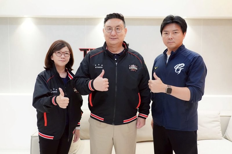 中職富邦悍將隊18日表示,近期富邦育樂總經理陳昭如(左)、副領隊林威助(右)率團到韓職起亞虎隊交流,也拜會起亞虎球團領隊沈哉學(中)。(富邦悍將提供)中央社記者楊啟芳傳真 114年5月18日