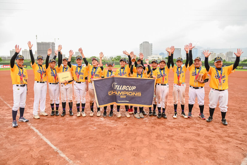 114年TLLB CUP U13台灣社區棒球錦標賽18日進行冠軍戰,上屆冠軍WHB魔法師以5比3擊敗東橋社區完成連霸,取得LLB 50/70參賽資格。(台灣世界少棒聯盟提供)中央社記者謝靜雯傳真 114年5月18日
