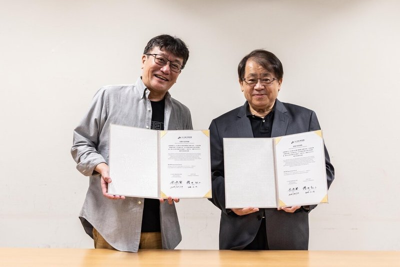 來台定居33年的日本作曲家櫻井弘二(左)日前與朱宗慶打擊樂團簽約,正式成為駐團作曲家。圖右為朱宗慶打擊樂團創辦人朱宗慶。(朱宗慶打擊樂團提供)中央社記者邱祖胤傳真 114年5月18日