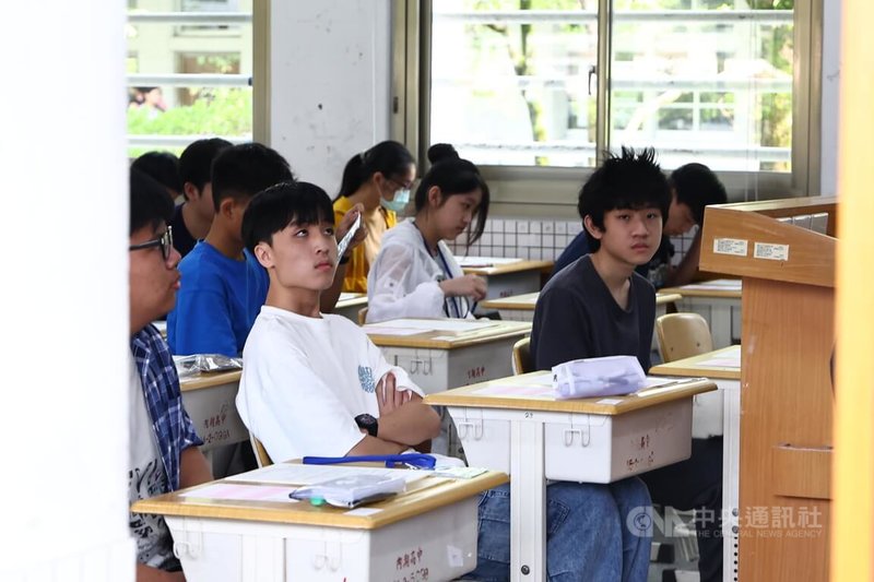 國中教育會考18日進入第2天,依序考自然、英語閱讀、英語聽力。圖為台北內湖高中考場鈴響後,考生準備應試。中央社記者翁睿坤攝 114年5月18日