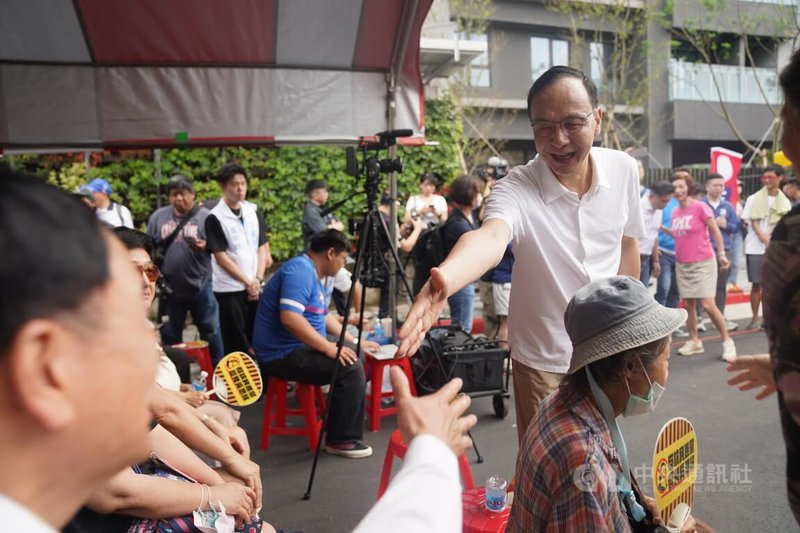 國民黨主席朱立倫(前右,白衣者)18日上午出席「反惡罷 戰獨裁」台北市士林北投政策說明會,與支持者握手致意。中央社記者徐肇昌攝 114年5月18日