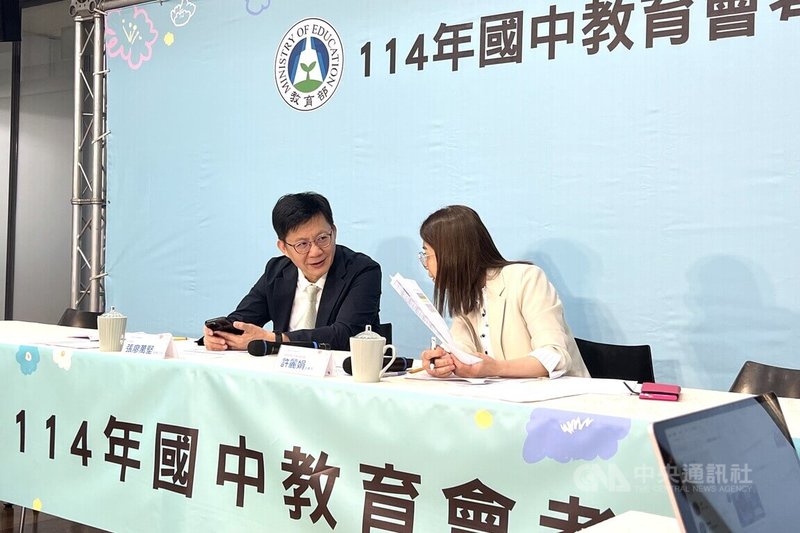 國中教育會考第2天,教育部18日舉辦記者會,說明試題特色。圖為教育部政務次長張廖萬堅(左)、國民及學前教育署副署長許麗娟(右)。中央社記者陳至中台北攝 114年5月18日