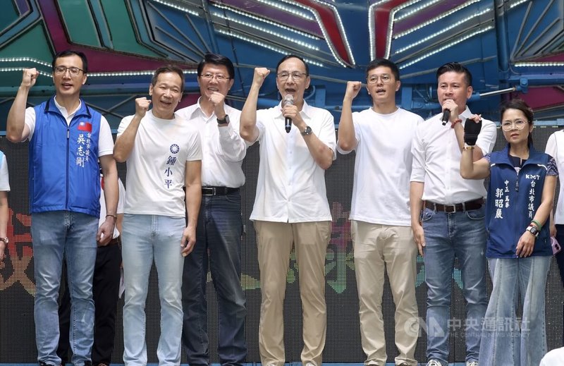 國民黨台北市黨部18日舉行「反惡罷 戰獨裁」中正萬華場政策說明會,黨主席朱立倫(中)、黨籍市議員郭昭巖(右)、吳志剛(左)、鍾小平(左2)、立委謝龍介(左3)、北市議長戴錫欽(右2)、罷免民進黨立委吳沛憶領銜人李孝亮(右3)等出席。中央社記者張皓安攝 114年5月18日