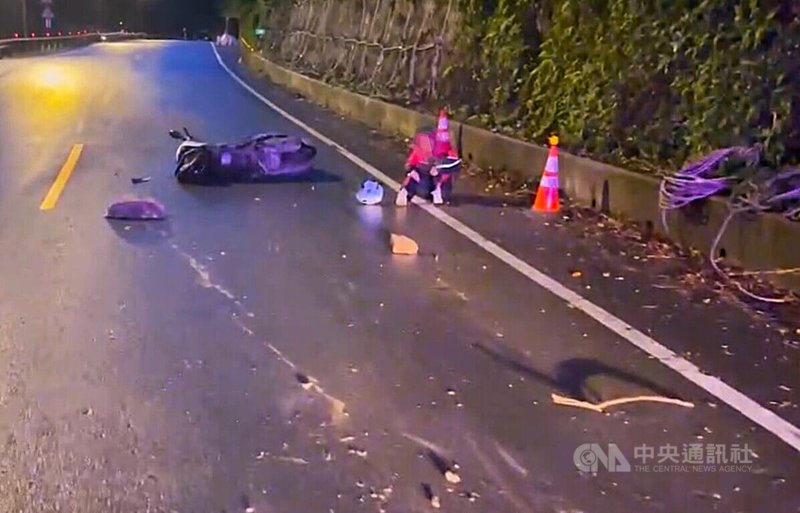 新北市三峽區18日降下大雨，張姓女子晚間騎機車外出，行經台7乙線3.9公里處時，突然遭從邊坡滑落的石塊擊中安全帽，張女連人帶車滑倒在地，身體多處擦挫傷。（翻攝照片）中央社記者王鴻國傳真  114年5月18日