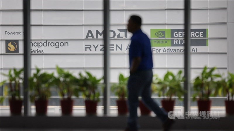 2025台北國際電腦展(COMPUTEX)20日即將登場,隨著AI機房耗電量龐大,並衍生散熱需求,已有專家喊出AI「電力即算力」,台灣電源雙雄台達電、光寶科角色愈來愈吃重,將成為今年電腦展重要新亮點。圖為去年COMPUTEX盛況。(中央社檔案照片)
