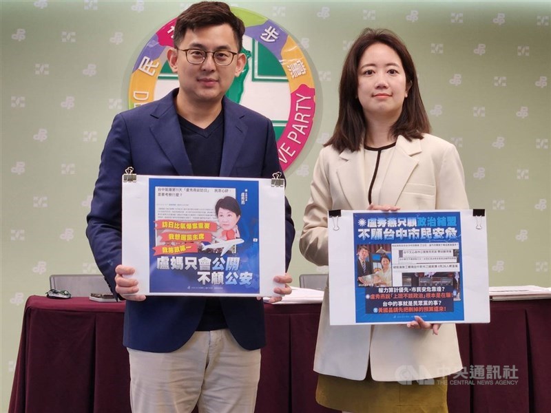 圖左為民進黨發言人卓冠廷。(中央社檔案照片)