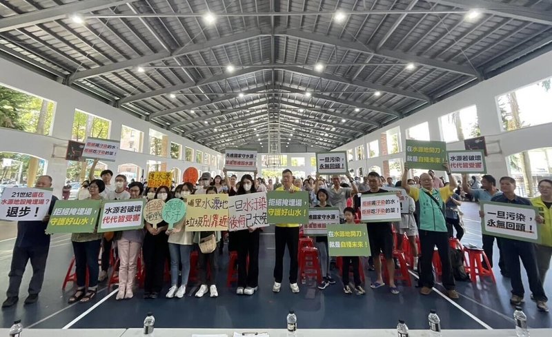 南投埔里鎮民18日成立自救會反對設置事業廢棄物掩埋場,呼籲鎮公所、縣政府、中央部會堅決保障鄉親民生、農業用水安全與環境永續。(反對埔里鎮麒麟里興建事業廢棄物掩埋場自救會提供)中央社記者蕭博陽南投縣傳真 114年5月18日