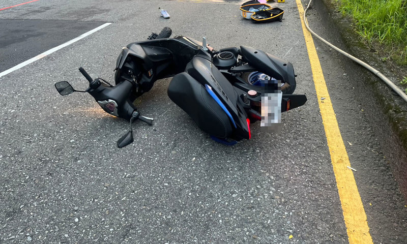 基隆市1名少年18日凌晨騎機車載著黃姓男子,行經基金一路時疑過彎速度過快,失控撞上中央分隔島,少年送醫不治,黃男在長庚醫院搶救中。(讀者提供)中央社記者王朝鈺傳真 114年5月18日