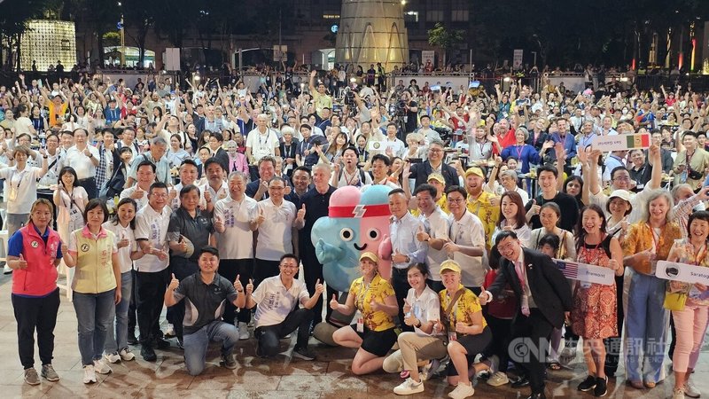新北市政府18日晚間在市民廣場舉行「2025雙北世界壯年運動會」歡迎晚會,眾人一同進行大合照,現場氣氛熱鬧。中央社記者王鴻國攝 114年5月18日