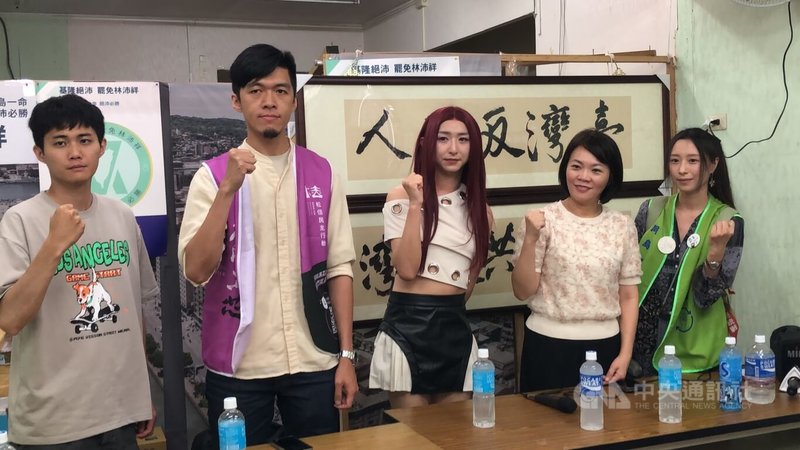 罷團「基隆絕沛」18日邀請民進黨台北市議員簡舒培(右2)等人在總部宣講。針對前基隆市民政處長張淵翔涉非法用戶政系統查個資助罷免,簡舒培指出,國民黨立委林沛祥身為基隆市立委,應該第一個站出來撻伐卻閉口不談,藉由罵罷團方式轉移焦點。中央社記者王朝鈺攝 114年5月18日