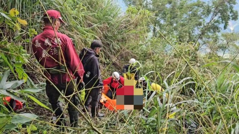 李姓民眾17日向嘉義縣警察局報案,指稱父親14日出門前往聖觀音峰登山,預計16日返家卻無消息。嘉義縣消防局18日發現失聯李姓登山客,但已明顯死亡。(嘉義縣消防局提供)中央社記者姜宜菁傳真 114年5月18日