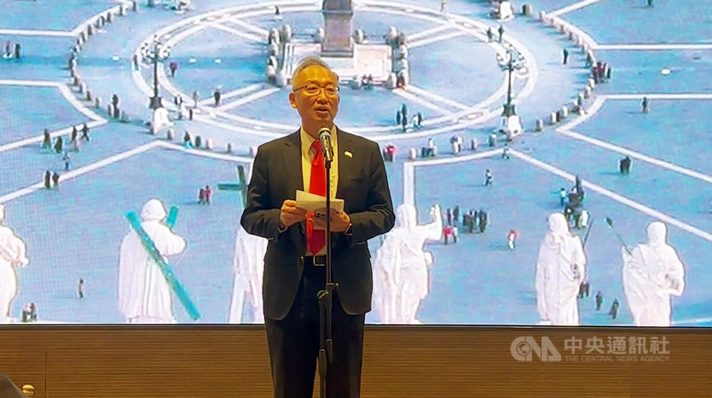 外交部政次吳志中17日晚間與梵蒂岡的台灣神職人員餐敘,鼓勵大家要對台灣有信心,台灣面對中共打壓還能愈活愈好,正在寫一個傳奇。中央社記者黃雅詩羅馬攝 114年5月18日