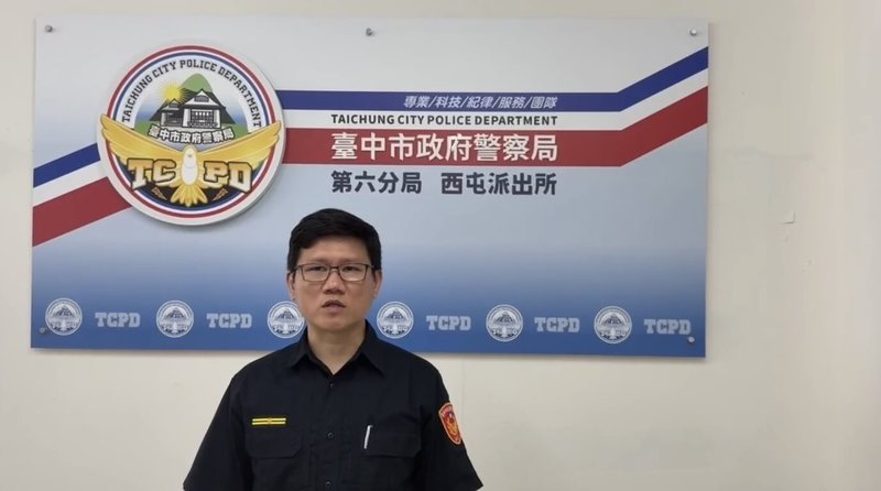 台中一名女童17日在西屯區過馬路時,遭紅衣婦人大力推倒致右膝受傷。第六警分局西屯派出所副所長莊貽麟(圖)18日說明,已接獲家長報案,將追查涉案婦人到案。(警方提供)中央社記者郝雪卿傳真 114年5月18日