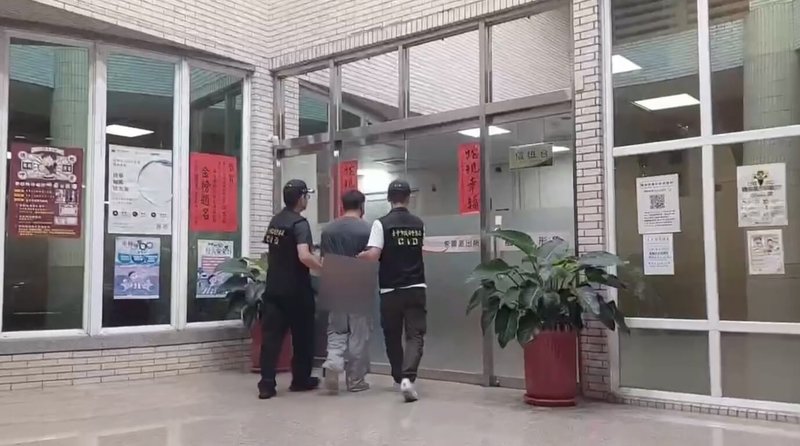 台中公園地下停車場近日發生滅火器遭人擅取蓄意噴灑案件,警方追查鎖定涉案人為47歲吳姓男子,17日晚間將其逮捕到案,依竊盜、毀損及公共危險等罪嫌送辦。(民眾提供)中央社記者郝雪卿傳真 114年5月18日