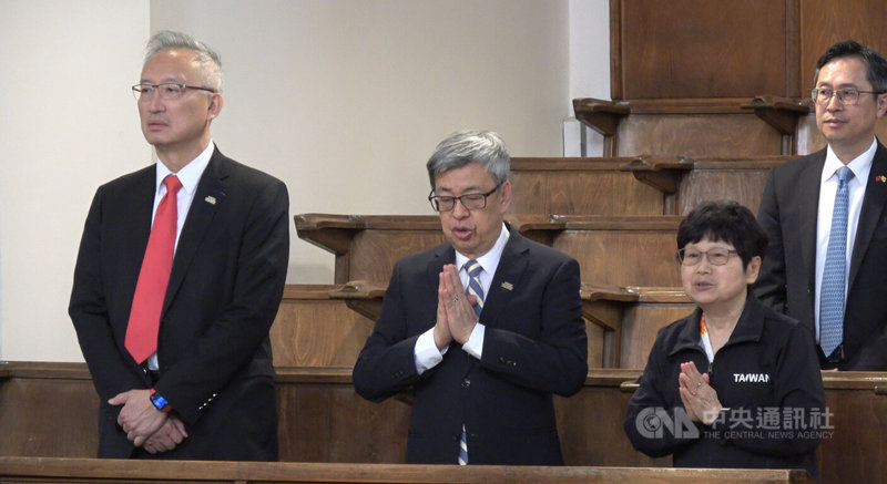 前副總統陳建仁(前排中)、外交部政次吳志中(前排左)17日都在西裝上別著「TEAM TAIWAN」別針,陳建仁夫人羅鳳蘋(前排右)外套也有大大TAIWAN字樣,展現超高識別度。中央社記者黃雅詩羅馬攝 114年5月18日