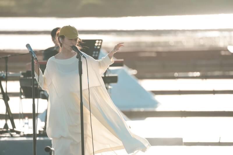 金曲歌后田馥甄展開「田調」野地小巡演,17日在台南井仔腳瓦盤鹽田的首場演唱會。圖為演唱前彩排畫面。(圖取自facebook.com/atunemusichebe)