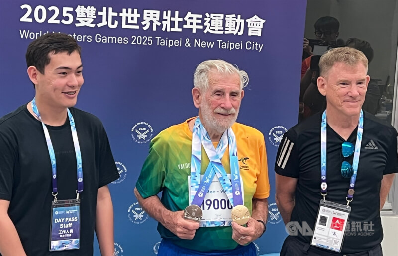 2025雙北世界壯年運動會田徑項目18日登場,藝人昆凌的爺爺昆利文(Laurence Quinlivan)(中)征戰90歲以上組別的男子標槍、100公尺項目,分別摘下金牌、銀牌。中央社記者陳容琛攝 114年5月18日