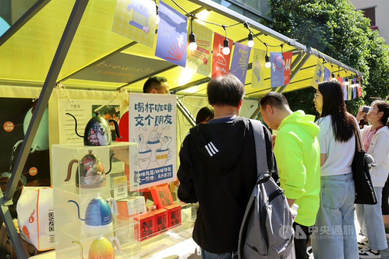 中國網路平台應用發達,幾乎可以在手機上完成購物、叫餐等一切活動,也導致一些年輕人認為生活沒有參與感。學者項飆提出「附近的消失」說明這種對身邊生活陌生的情況,認為必須「重建附近」。圖為2024年上海一處假日市集,期待拉近人與人的距離。中央社記者張淑伶上海攝 114年5月18日