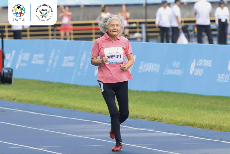 台灣88歲「噴射機阿嬤」林潘秀雲在85歲以上組別的女子100公尺,以27秒10拿下金牌。(圖取自facebook.com/WMG2025)