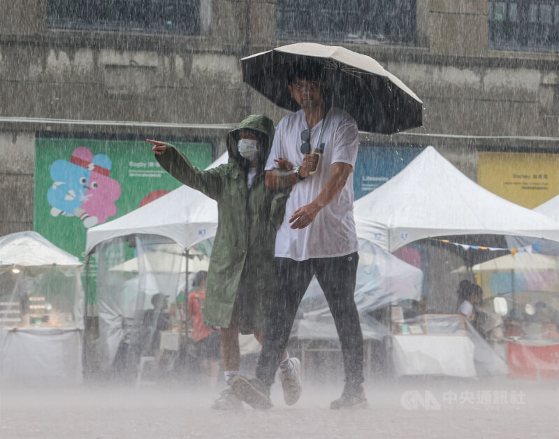 台北市18日午後下大雨,圖為信義區雨中一景。中央社記者鄭清元攝 114年5月18日