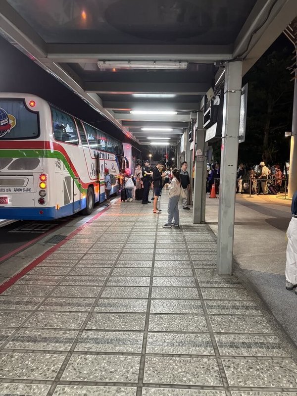 受到大雨影響,18日台鐵和仁至崇德雙向中斷,台鐵啟動公路接駁疏運旅客。(台鐵提供)中央社記者余曉涵傳真 114年5月18日