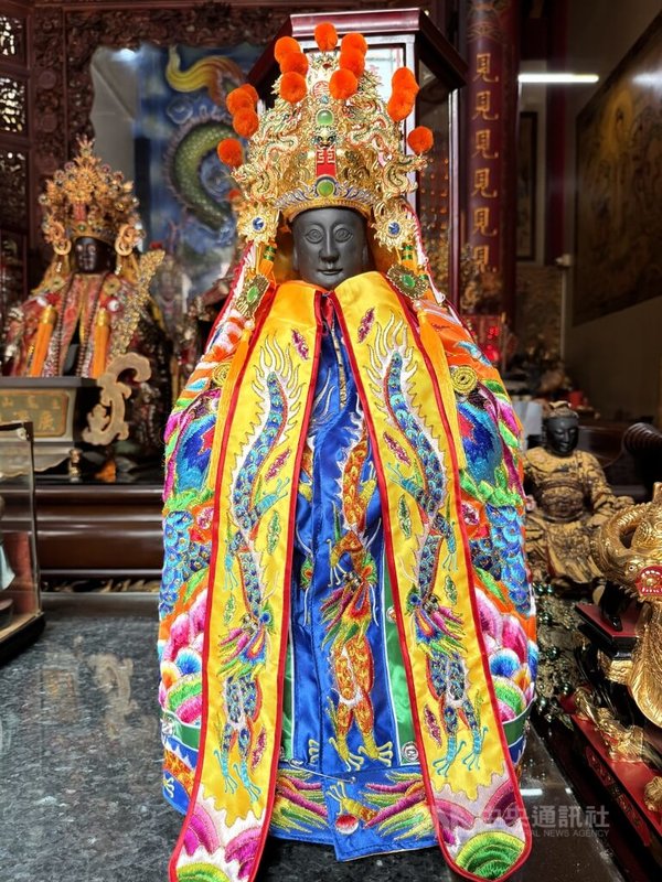雲林土庫鎮鳳山寺發現有人販售自家聖王公神像,經查確認就是遺失10多年神尊,過程中神像又輾轉好幾手賣家,最後鳳山寺以新台幣6萬元成交,將神像請回安座。中央社記者姜宜菁攝 114年5月18日