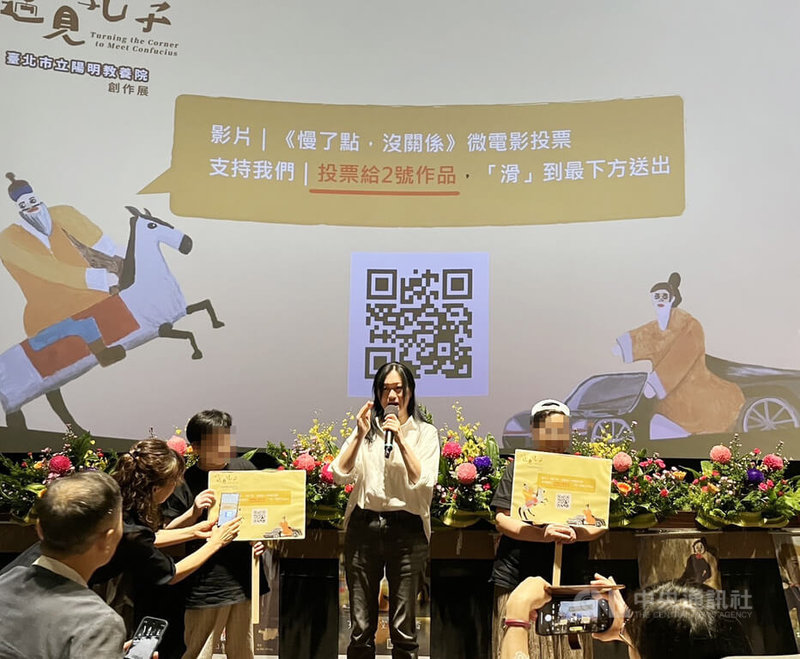 台北市立陽明教養院老師江海泙(中)與院生邀民眾參與2025第9屆台北金鵰微電影展的「網路最佳人氣獎」票選活動,呼籲將票投給2號影片「慢了點,沒關係」,支持院生。中央社記者楊淑閔攝 114年5月18日
