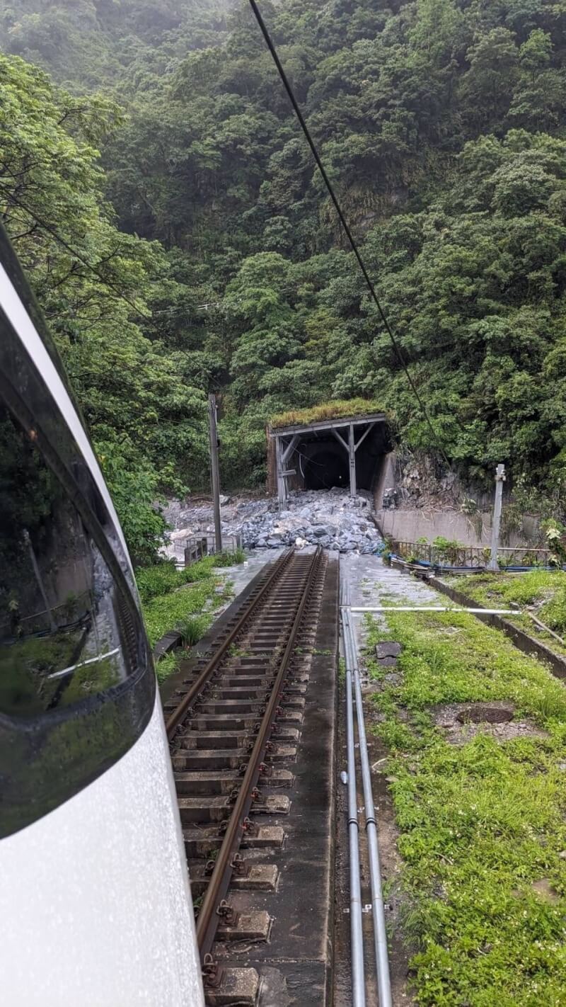 花蓮18日下午雨勢不斷,台鐵和仁與崇德間因強降雨致使河水湍急,沖下土石泥流淹過軌面,導致台鐵電車線設備及路線受損,目前該區間路線暫時雙向不通。(臉書粉絲專頁台灣便當管理局-附屬鐵路部提供)中央社記者余曉涵傳真 114年5月18日