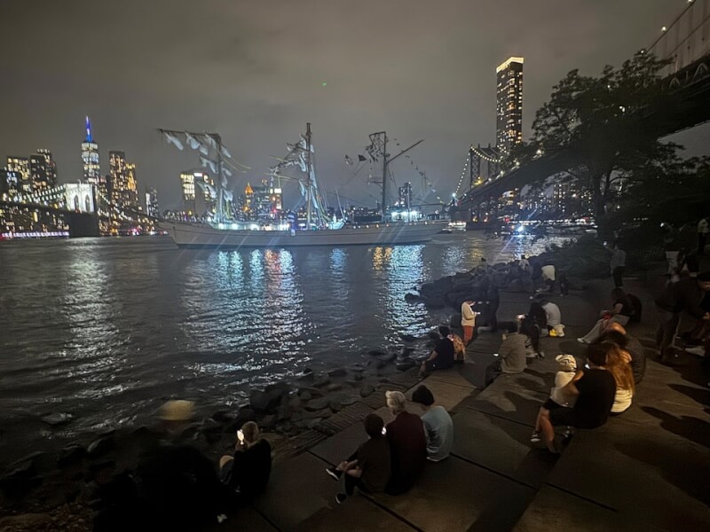 布魯克林大橋是紐約熱門旅遊景點,墨西哥海軍訓練艦17日撞橋時岸邊聚集許多民眾。(路透社)