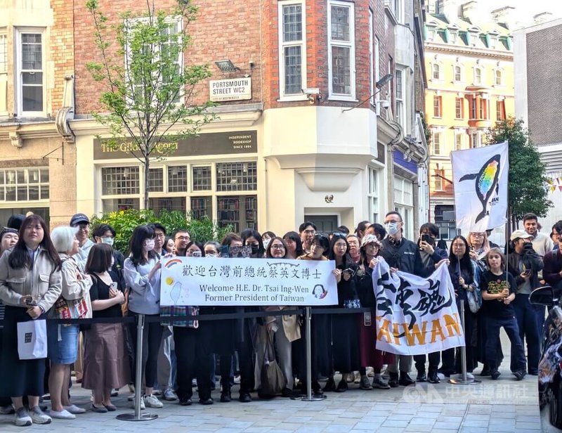 前總統蔡英文17日在倫敦政經學院(LSE)演講,消息傳開後,一群台灣粉絲舉布條、旗幟在演講場館外守候蔡英文。中央社記者陳韻聿倫敦攝 114年5月18日