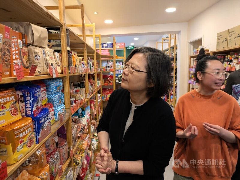 前總統蔡英文(左)訪問英國,18日參觀由台灣人Gili(右)在倫敦開設的亞洲超市。中央社記者陳韻聿倫敦攝 114年5月19日