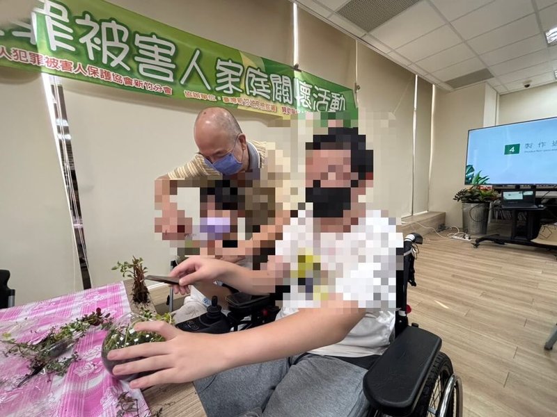 犯罪被害人保護協會台灣新竹分會19日表示,竹縣一少年因車禍截肢至今治療中,犯保帶領志工哥哥、姊姊陪伴做手工藝,讓生活有新感受,助心靈成長。(犯罪被害人保護協會台灣新竹分會提供)中央社記者郭宣彣傳真 114年5月19日