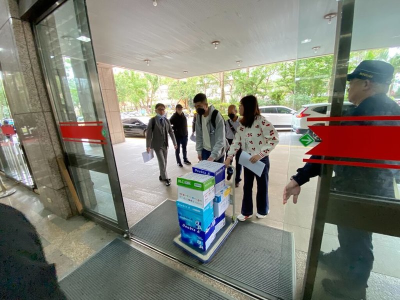苗栗藍營基層發起對3名綠營縣議員的罷免案,3名領銜人19日透過書面聲明表示,認同縣長鍾東錦「放下仇恨」的見解,停止罷免行動。圖為領銜人今年2月將第1階段提議連署書遞送中選會。(民眾提供)中央社記者管瑞平傳真 114年5月19日