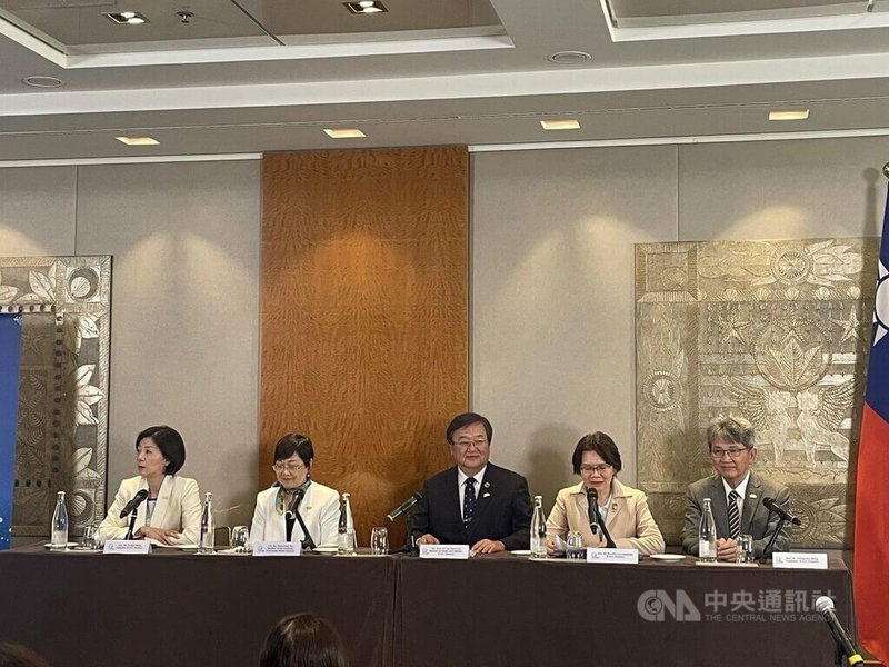 台灣世衛行動團與日內瓦國際記者協會共同舉辦記者會,歐洲記者詢問台灣對邦交國醫療援助是否減少,衛福部長邱泰源(中)強調不減反增。圖左2為僑委會委員長徐佳青、左1國民黨立委王育敏、右1民進黨立委王正旭、右2民眾黨立委劉書彬。中央社記者田習如日內瓦攝 114年5月19日