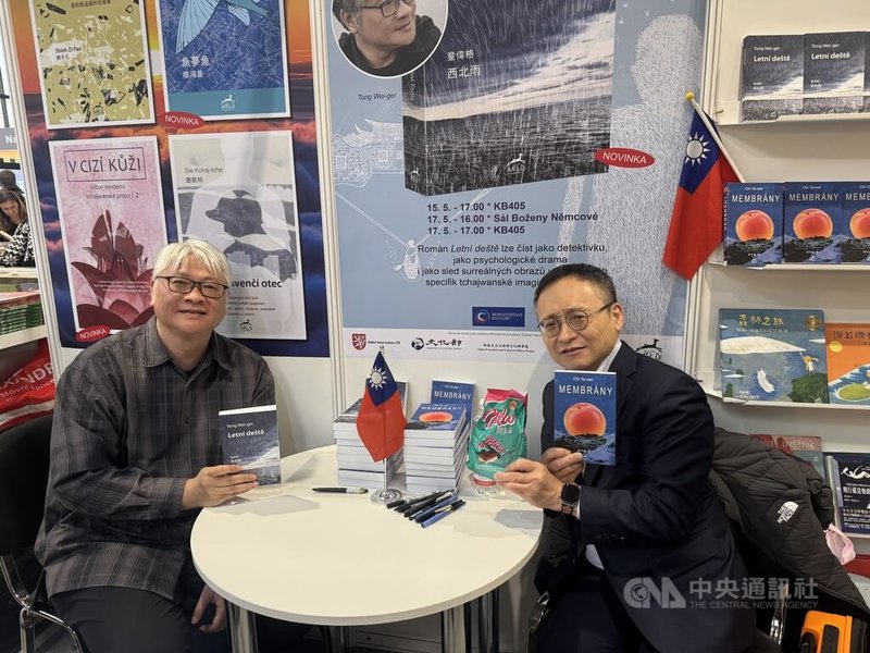 布拉格國際書展登場,參展的麋鹿出版社邀請台灣作家童偉格(左)與紀大偉(右)出席,分別就其捷克文譯作「西北雨」與「膜」發表演講,以及與讀者面對面互動、簽書交流。中央社記者劉郁葶布拉格攝 114年5月19日