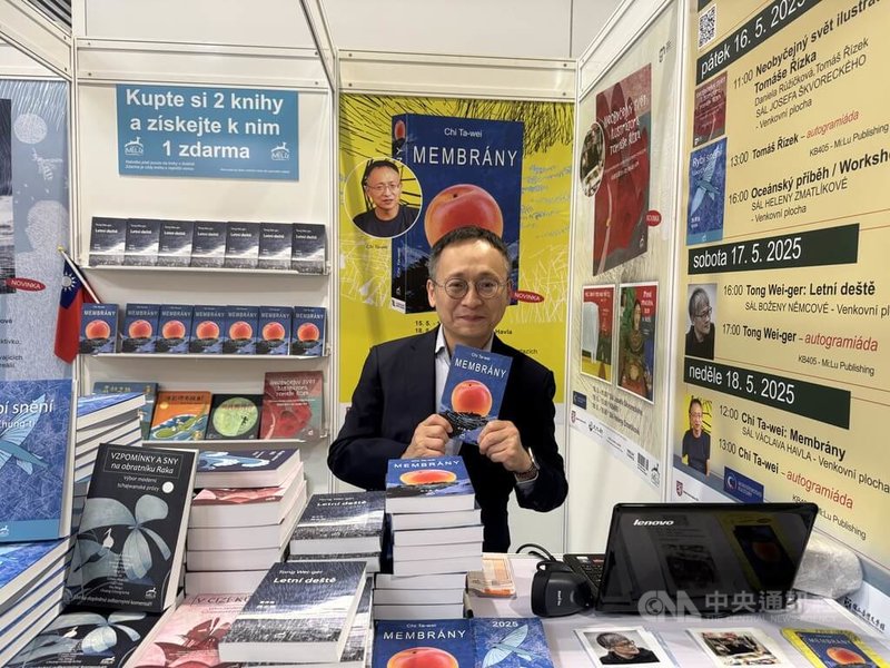 紀大偉的作品「膜」早在1995年完成,至今已被譯為捷克語、法語、英語、日語、義大利語、西班牙語、丹麥語與芬蘭語等多種語言。中央社記者劉鬱葶布拉格攝 114年5月19日