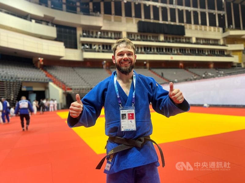 法國柔道選手盧卡斯(Lucas Schaefer)(前)透過台灣「柔道男神」楊勇緯的鼓勵,報名參加世界壯年運動會,19日在柔道男子90公斤級以全勝之姿摘下金牌,他賽後表示很喜歡台灣、特別想吃雞排。中央社記者陳容琛攝 114年5月19日