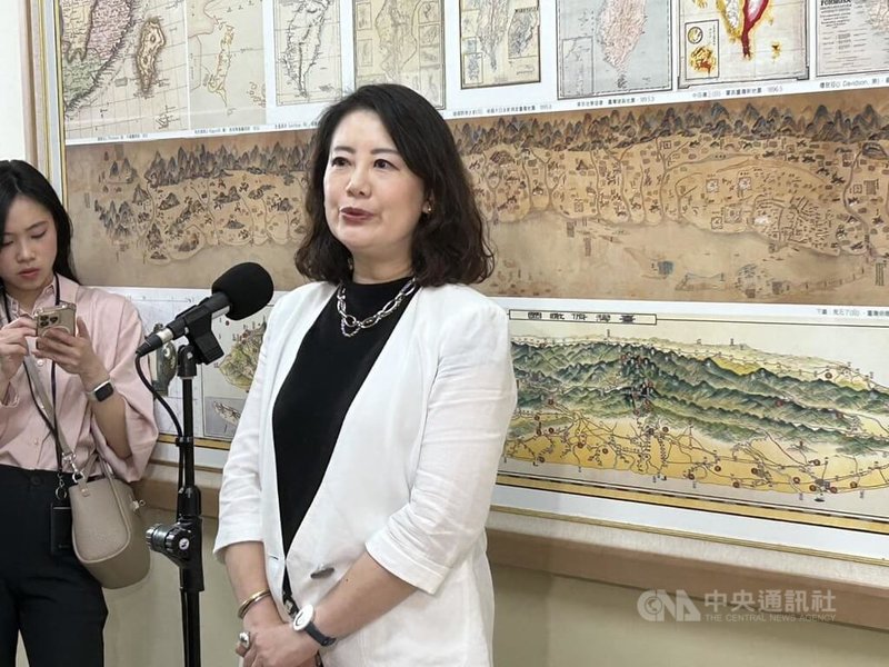 自稱「山東凱哥」的中國男子發布影片聲稱登陸桃園大園海岸。民進黨立法院黨團幹事長吳思瑤(左2)19日表示,相關單位應調查清楚,給社會明白說法,否則就會以訛傳訛,也呼籲在野黨,支持立院正在審議的新台幣4100億特別條例,提升海域偵測設備,強化國土安全韌性。中央社 114年5月19日